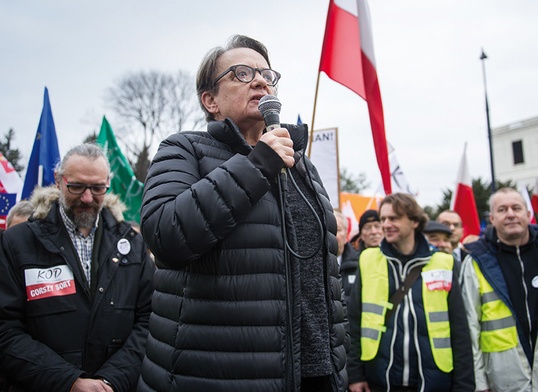 Pisarze, aktorzy, reżyserzy… Wielu z nich zaangażowało się w walkę z władzą i jej wpływem na kształtowanie kultury. Na zdjęciu Agnieszka Holland na jedym z marszów KOD-u.