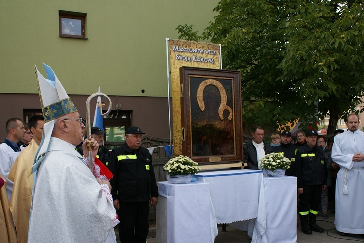 Powitanie MB Częstochowskiej w parafii św. o. Pio w Mszczonowie