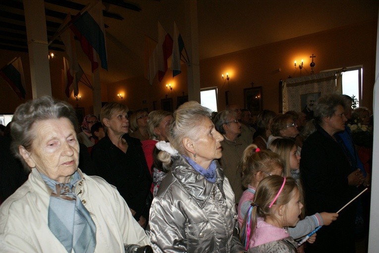 Powitanie MB Częstochowskiej w parafii św. o. Pio w Mszczonowie