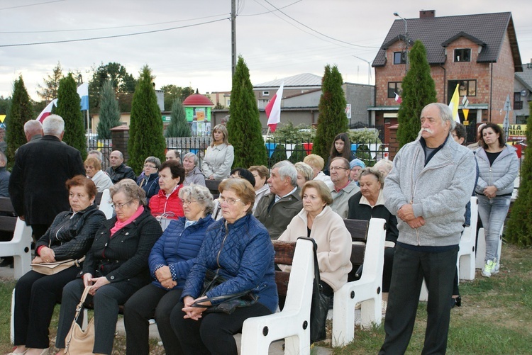 Powitanie MB Częstochowskiej w parafii św. o. Pio w Mszczonowie