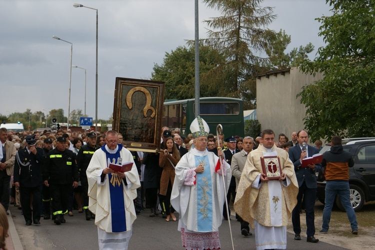 Powitanie MB Częstochowskiej w parafii św. o. Pio w Mszczonowie