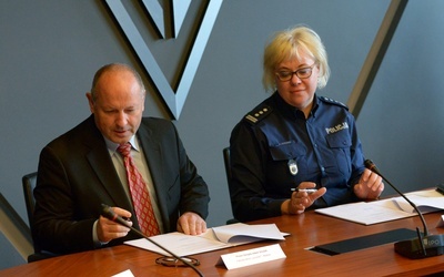 Umowę na dostawę pistoletów P99 podpisała insp. dr Małgorzata Borowik, dyrektor Biura Logistyki Policji i Adam Suliga, prezes zarządu Fabryki Broni