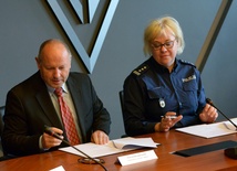 Umowę na dostawę pistoletów P99 podpisała insp. dr Małgorzata Borowik, dyrektor Biura Logistyki Policji i Adam Suliga, prezes zarządu Fabryki Broni