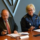 Umowę na dostawę pistoletów P99 podpisała insp. dr Małgorzata Borowik, dyrektor Biura Logistyki Policji i Adam Suliga, prezes zarządu Fabryki Broni