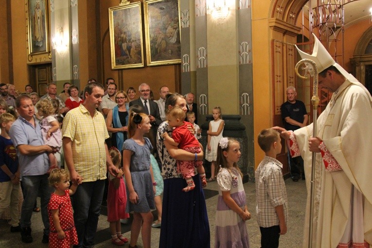 Bp Roman Pindel udzielił błogosławieństwa także dzieciom zgromadzonym w katedrze św. Mikołaja
