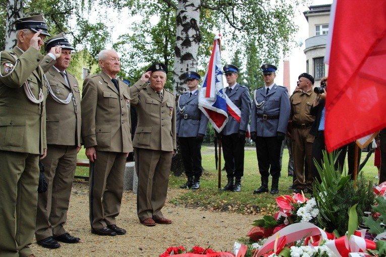Kwiaty złożyli także towarzysze broni pomordowanych ze Stowarzyszenia Żołnierzy NSZ