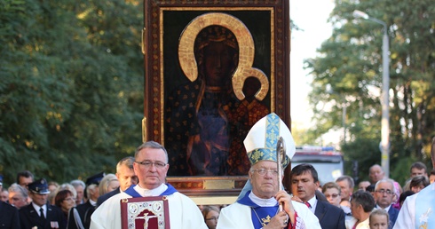 Spotkanie z MB Częstochowską poruszyło nie tylko wiernych, ale takze ks. proboszcza i biskupa Zawitkowskiego, który gratulował wiernych z Lutkówki rozmodlenia i wiary