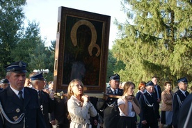 Młodzież z parafii w Osuchowie z uśmiechem na ustach niosła wizerunek swojej orędowniczki Maryi