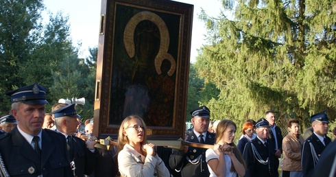Młodzież z parafii w Osuchowie z uśmiechem na ustach niosła wizerunek swojej orędowniczki Maryi
