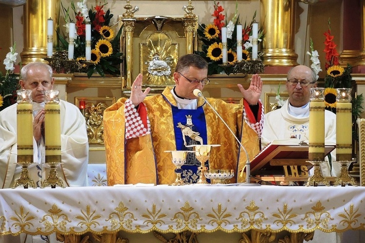 Od lewej: ks. Marian Janus bp Krzysztof Zadarko i ks. Józef Walusiak w bazylice hałcnowskiej