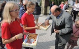 Wolontariuszki Caritas częstowały słodkimi wypiekami współpracowników Banku Chleba
