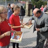 Wolontariuszki Caritas częstowały słodkimi wypiekami współpracowników Banku Chleba