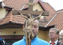 Krzyż św. Jana Pawła II towarzyszył także podopiecznym bielskiego koła Towarzystwa Pomocy im św. Brata Alberta w czasie Drogi Krzyżowej