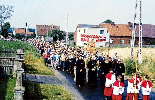 Piesza Pielgrzymka Duszpasterstwa Rolników na Jasną Górę odbywa się do dziś. Obecnie pielgrzymi rozpoczynają swoją wędrówkę w sanktuarium MB Królowej Pokoju w Otyniu.