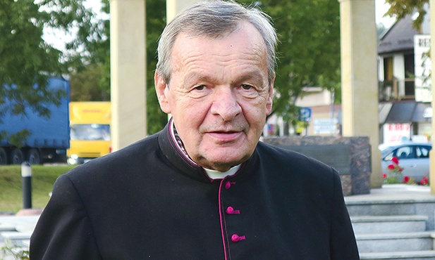 ▲	– Kiedy zostałem wikariuszem w św. Leonie, pierwszym działaczem był ks. Żurawski, dziekan wejherowski. Skupił wokół siebie po 1980 r. komitet piaśnicki. Powstała wówczas pierwsza stała kaplica – opowiada ks. prał. Daniel Nowak.