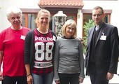 Pan Czarek, Ela Bęben, Jola Klimek i ks. Tomasz Kosewski zachęcają do włączenia się hospicyjny wolontariat