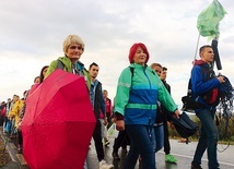 Na początku parasole i płaszcze były bardzo przydatne.