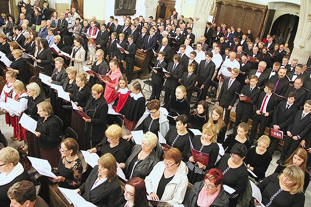 ▲	600 chórzystów wykonywało śpiewy podczas Mszy św. w katedrze.