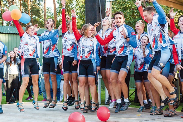 Szaleństwo uczestników wyprawy po ośmiu tygodniach pedałowania.