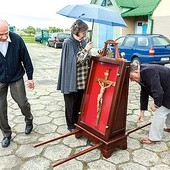 Krzyż przyjechał do Gliwic z diecezji opolskiej. A po wizycie w Rybniku wróci do Zabrza i Bytomia.