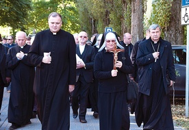 Obrady jesiennej sesji Apostolstwa Trzeźwości rozpoczęło ekspiacyjne nabożeństwo Drogi Krzyżowej ulicami kurortu 