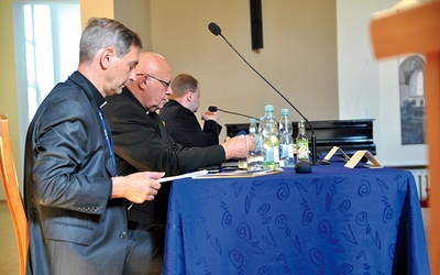 W konferencji, która odbyła się w Koszalinie 22 i 23 września, wzięło udział kilkudziesięciu teologów z całej Polski. Na zdjęciu od lewej: ks. prof. Piotr Mazurkiewicz, ks. prof. Waldemar Chrostowski – wybitny biblista, ks. dr Wojciech Wójtowicz.