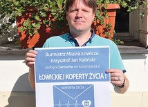 ▲	Jacek Rybus z UM w Łowiczu prezentuje Łowicką Kopertę Życia.