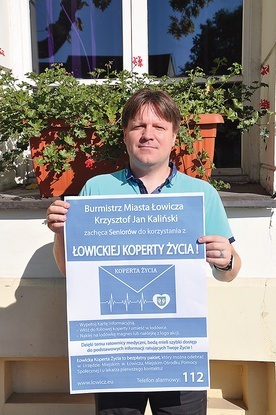 ▲	Jacek Rybus z UM w Łowiczu prezentuje Łowicką Kopertę Życia.