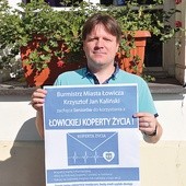 ▲	Jacek Rybus z UM w Łowiczu prezentuje Łowicką Kopertę Życia.