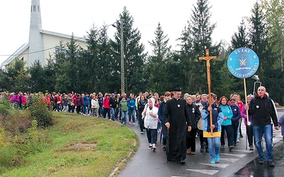 ▲	W uroczystościach uczestniczyło także 400 nauczycieli i katechetów, którzy do Puszczy przybyli pieszo.