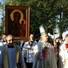 Bp Józef Zawitkowski oraz ks. Jarosław Orliński, proboszcz parafii, przewodniczyli uroczystej procesji a wizerunek Madonny na swych barkach nieśli m. in. lektorzy 