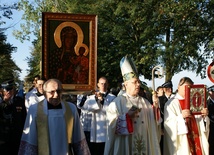 Bp Józef Zawitkowski oraz ks. Jarosław Orliński, proboszcz parafii, przewodniczyli uroczystej procesji a wizerunek Madonny na swych barkach nieśli m. in. lektorzy 