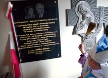 ▲	Na rozpoczęcie pielgrzymki bp Henryk Tomasik poświęcił tablicę upamiętniającą osoby, które zginęły w katastrofie smoleńskiej, a które odwiedzały skarżyskie sanktuarium.