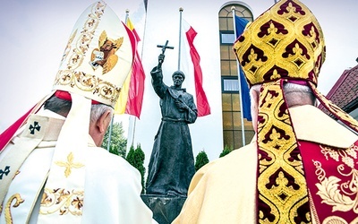 Bp Kazimierz Romaniuk, emerytowany biskup warszawsko-praski, otrzymał statuetkę  bł. Władysława.