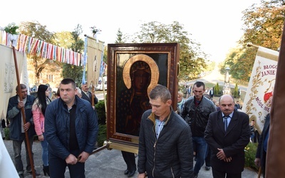 Okolice kościoła, a także trasę przejścia MB Częstochowskiej wierni przystroili kolorowymi wstażkami