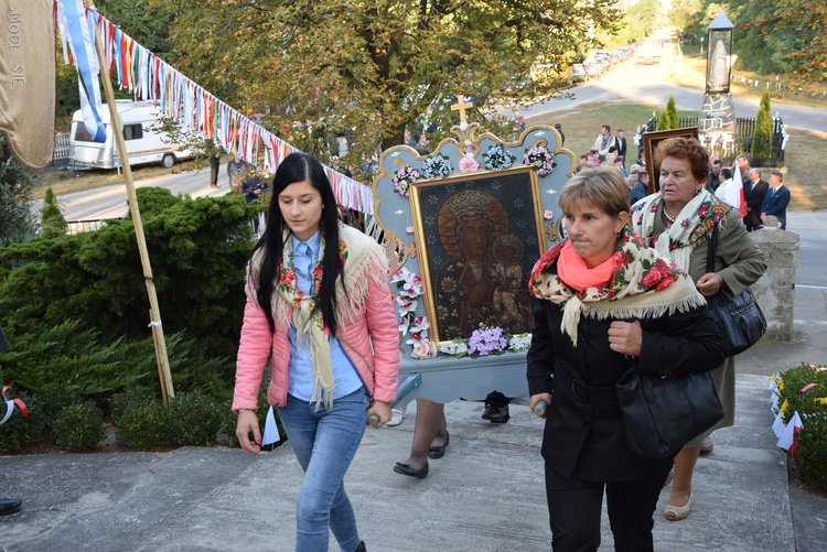 Powitanie MB Częstochowskiej w Lewinie