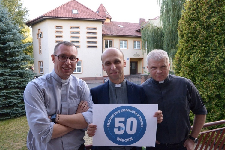 Duszpasterze akademiccy (od lewej) ks. Mariusz Wilk, ks. Artur Chruślak i ks. Marek Adamczyk zapraszają do jubileuszowego świętowania  