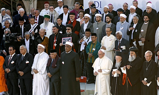 Spotkanie papieża Franciszka oraz reprezentantów różnych wyznań chrześcijańskich i religii na modlitwie o pokój.