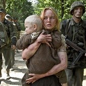 Kadr z filmu „Wołyń”. Zosia Głowacka (Michalina Łabacz), bohaterka filmu, straciła w rzezi całą rodzinę. Ocalała dzięki oddziałowi żołnierzy Wehrmachtu.
