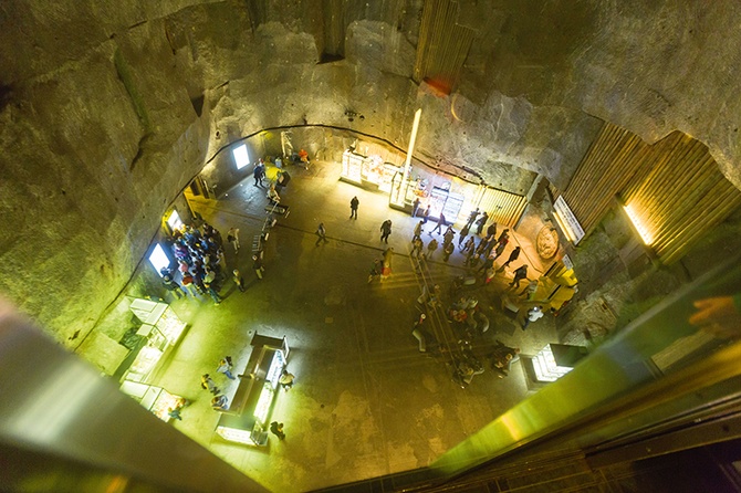 Po podziemnych trasach w ubiegłym roku wędrowało 1 mln 390 tys. ludzi, a wycieczki oprowadzało 420 przewodników.