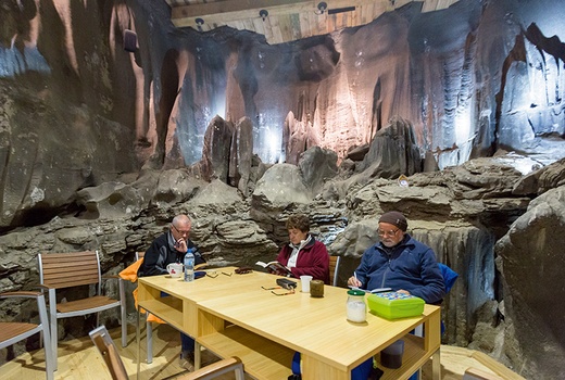 Lądujemy 135 m pod ziemią. W uzdrowisku. Po rehabilitacyjnym treningu można usiąść, by odsapnąć i poczytać.