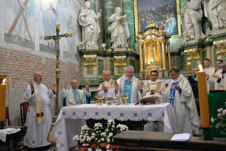 Rocznicowej Mszy św. przewodniczył o. Piotr Chojnacki, prezes Polskiej Kongregacji Zakonu Cysterskiego, opat z Krakowa-Mogiły