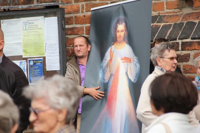 Koronka na ulicach miast świata