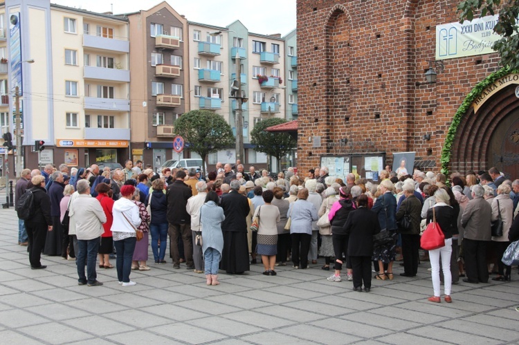 Koronka na ulicach miast świata