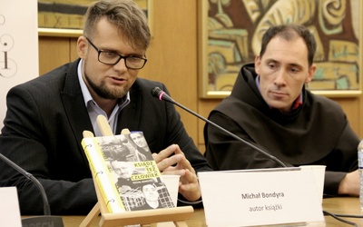 Michał Bondyra, autor książki, z jednym z jej bohaterów: o. Ezechielem Lasotą OFM
