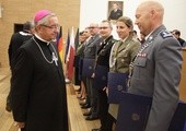 Abp Sławoj Leszek Głódź gratuluje nowym doktorom habilitowanym AMW 