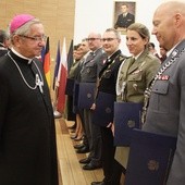 Abp Sławoj Leszek Głódź gratuluje nowym doktorom habilitowanym AMW 