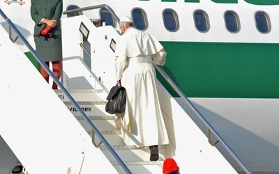 Z jakim paszportem podróżuje papież?