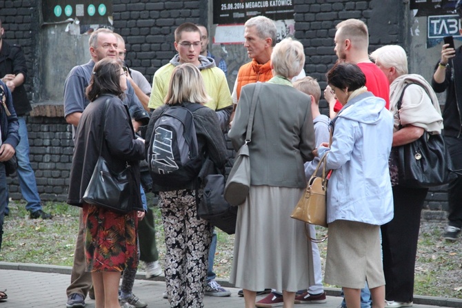 Modlitwa przed koncertem zespołu "Behemot"