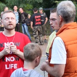 Modlitwa przed koncertem zespołu "Behemot"
